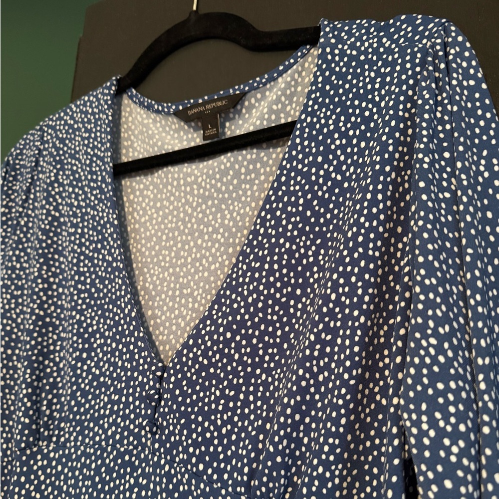 Banana Republic Factory Top Women L Blue Dotted V-Neck Long Sleeve Stretch C17